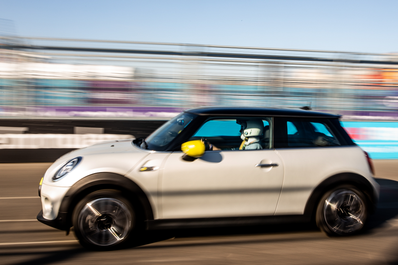 Illustration for article titled The Electric Mini Cooper SE Is a Lot of Fun. But Is That Enough?